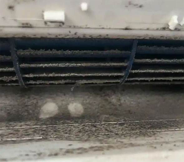 金安空调吹的风有股烧焦味是怎么回事